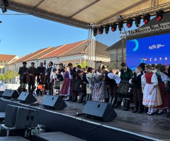 Spravodajstvo z podujatí / Tradície v Rožňave stále žijú: Folkloristi postavili máj  - foto