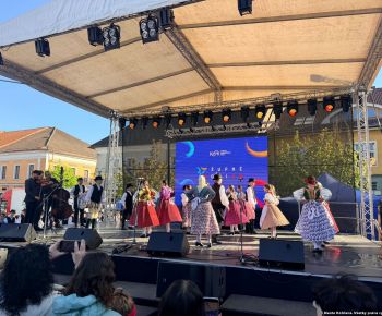 Spravodajstvo z podujatí / Tradície v Rožňave stále žijú: Folkloristi postavili máj  - foto
