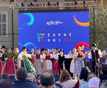 Spravodajstvo z podujatí / Tradície v Rožňave stále žijú: Folkloristi postavili máj  - foto