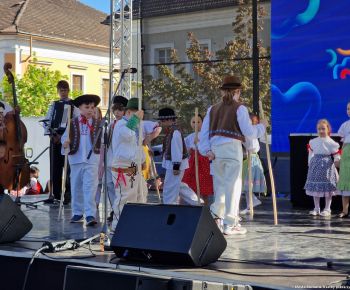 Spravodajstvo z podujatí / Tradície v Rožňave stále žijú: Folkloristi postavili máj  - foto