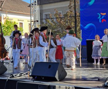 Spravodajstvo z podujatí / Tradície v Rožňave stále žijú: Folkloristi postavili máj  - foto