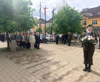 Spravodajstvo z podujatí / Mesto vzdalo hold hrdinom a odhalilo pamätnú tabuľu  - foto