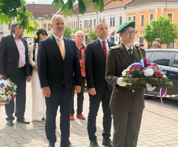 Spravodajstvo z podujatí / Mesto vzdalo hold hrdinom a odhalilo pamätnú tabuľu  - foto