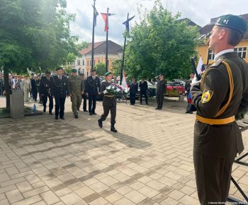 Spravodajstvo z podujatí / Mesto vzdalo hold hrdinom a odhalilo pamätnú tabuľu  - foto