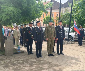 Spravodajstvo z podujatí / Mesto vzdalo hold hrdinom a odhalilo pamätnú tabuľu  - foto