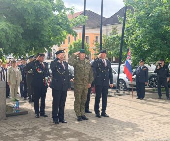 Spravodajstvo z podujatí / Mesto vzdalo hold hrdinom a odhalilo pamätnú tabuľu  - foto