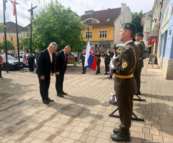 Spravodajstvo z podujatí / Mesto vzdalo hold hrdinom a odhalilo pamätnú tabuľu  - foto