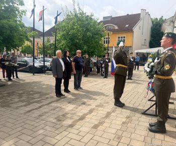 Spravodajstvo z podujatí / Mesto vzdalo hold hrdinom a odhalilo pamätnú tabuľu  - foto
