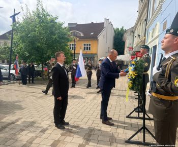 Spravodajstvo z podujatí / Mesto vzdalo hold hrdinom a odhalilo pamätnú tabuľu  - foto