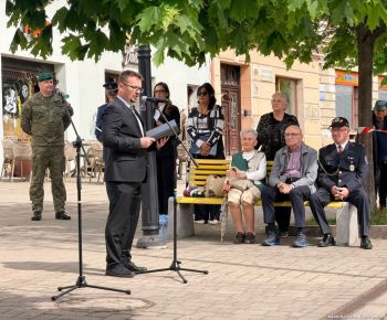 Spravodajstvo z podujatí / Mesto vzdalo hold hrdinom a odhalilo pamätnú tabuľu  - foto