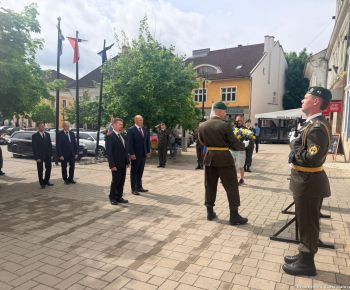 Spravodajstvo z podujatí / Mesto vzdalo hold hrdinom a odhalilo pamätnú tabuľu  - foto