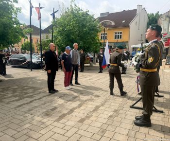 Spravodajstvo z podujatí / Mesto vzdalo hold hrdinom a odhalilo pamätnú tabuľu  - foto