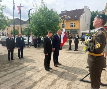 Spravodajstvo z podujatí / Mesto vzdalo hold hrdinom a odhalilo pamätnú tabuľu  - foto