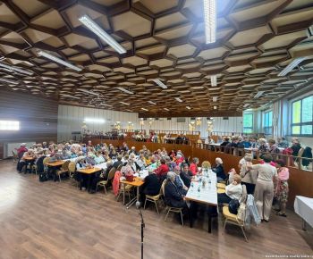 Spravodajstvo z podujatí / Mestský úrad v Rožňave ožil oslavami Dňa matiek   - foto