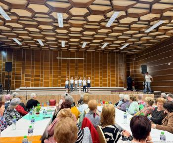 Spravodajstvo z podujatí / Mestský úrad v Rožňave ožil oslavami Dňa matiek   - foto