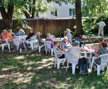 Akcie v dennom centre rok 2026 / Prvá opekačka v záhrade denného centra - foto