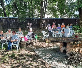 Akcie v dennom centre rok 2026 / Prvá opekačka v záhrade denného centra - foto
