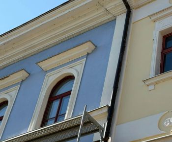 Aktuálne v meste / Mesto Rožňava rieši havarijný stav rímsy na historickej Radnici: Práce obmedzia pohyb na námestí, dôležitá je bezpečnosť  - foto