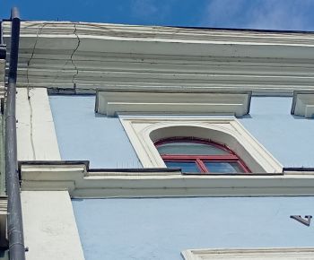 Aktuálne v meste / Mesto Rožňava rieši havarijný stav rímsy na historickej Radnici: Práce obmedzia pohyb na námestí, dôležitá je bezpečnosť  - foto