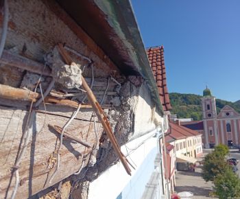 Aktuálne v meste / Mesto Rožňava rieši havarijný stav rímsy na historickej Radnici: Práce obmedzia pohyb na námestí, dôležitá je bezpečnosť  - foto