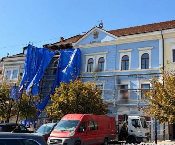 Aktuálne v meste / Mesto Rožňava rieši havarijný stav rímsy na historickej Radnici: Práce obmedzia pohyb na námestí, dôležitá je bezpečnosť  - foto