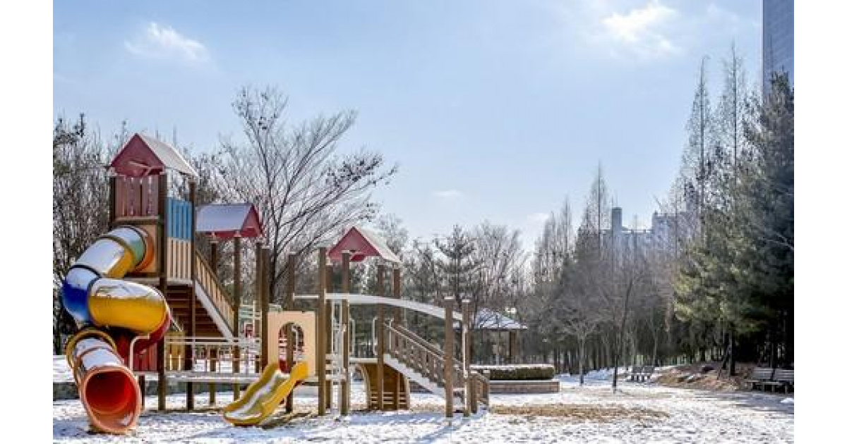 Malý park a parkovisko - zmena názvu Detské ihrisko s lavičkami