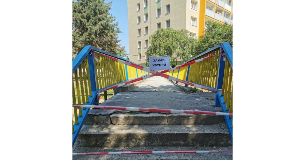 Most cez ulicu Ernesta Rótha na Šafárikovu je uzavretý