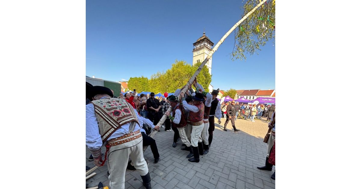 Tradície v Rožňave stále žijú: Folkloristi postavili máj 