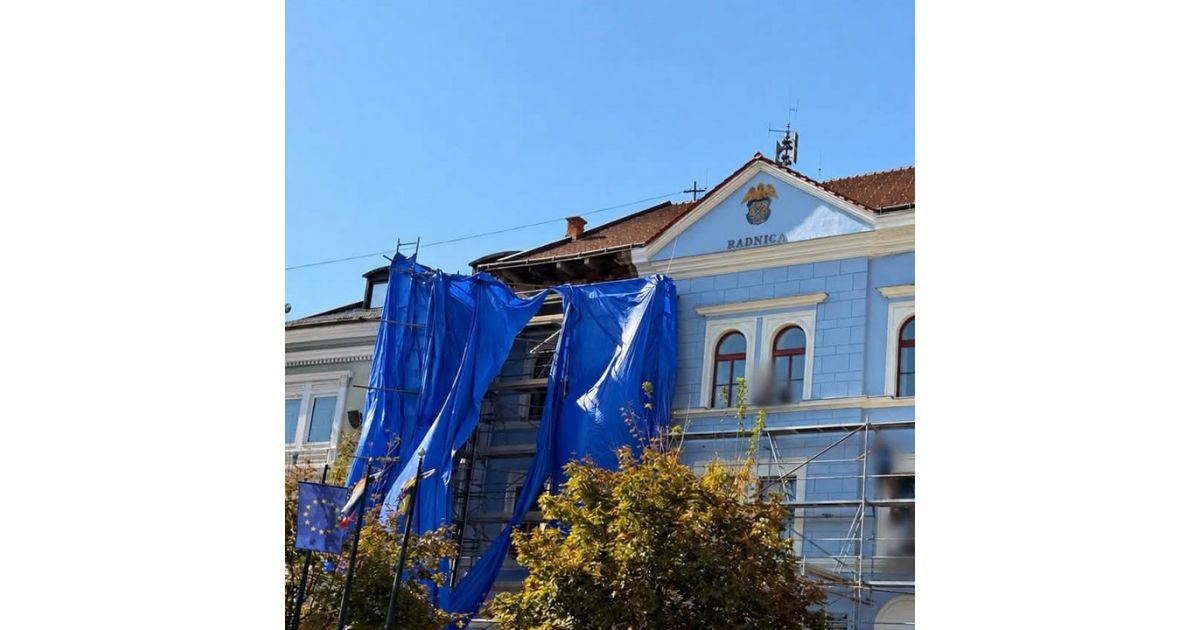 Mesto Rožňava rieši havarijný stav rímsy na historickej Radnici: Práce obmedzia pohyb na námestí, dôležitá je bezpečnosť 
