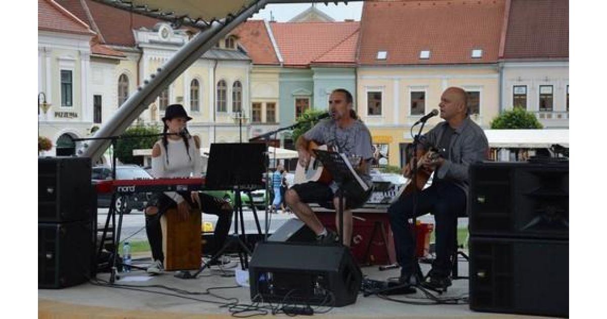Koncert skupiny Acoustic Nights v premiére na Námestí baníkov