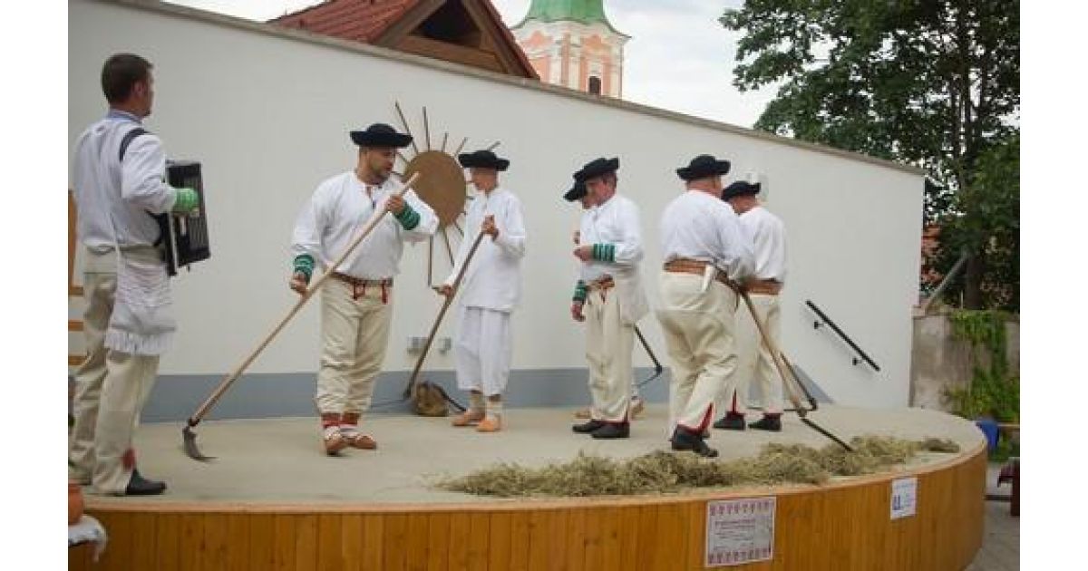 Za našima humni