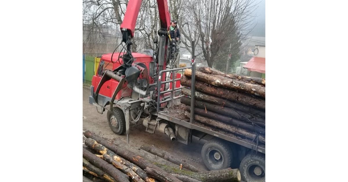 Sociálne odkázaní seniori dostali drevo