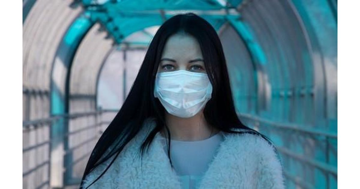 Rúška budeme znova nosiť aj vonku