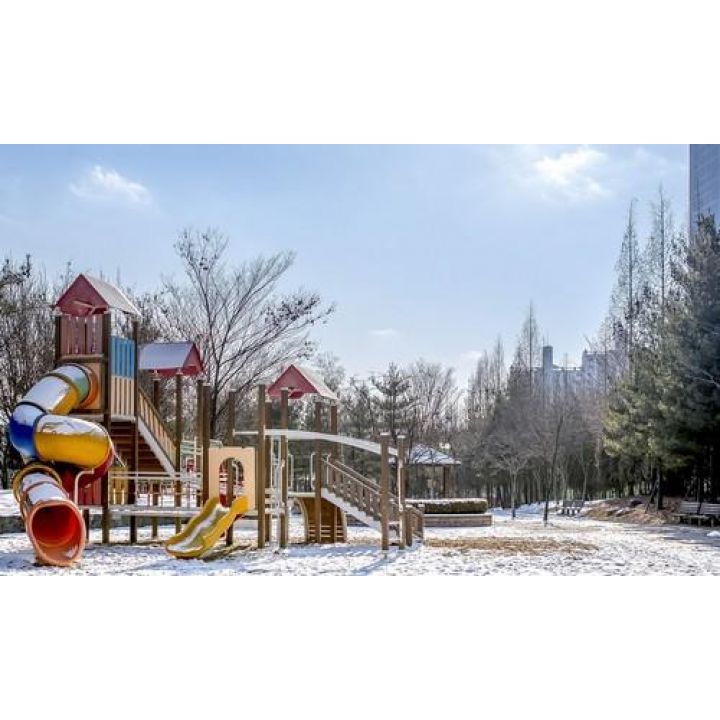 Fotka - Malý park a parkovisko - zmena názvu Detské ihrisko s lavičkami