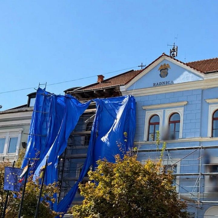 Fotka - Mesto Rožňava rieši havarijný stav rímsy na historickej Radnici: Práce...