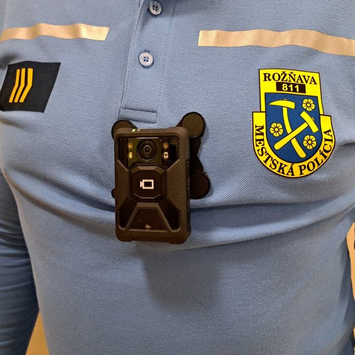 Fotka - Mestská polícia Rožňava začína používať telové kamery