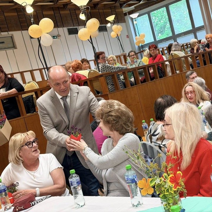 Fotka - Mestský úrad v Rožňave ožil oslavami Dňa matiek  