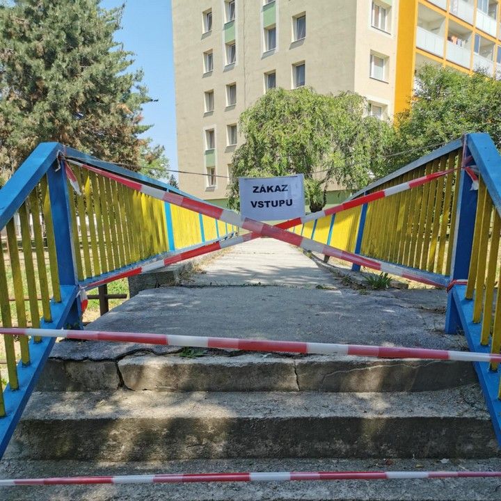 Fotka - Most cez ulicu Ernesta Rótha na Šafárikovu je uzavretý