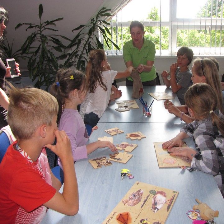 Fotka - Ocenenie pre knižnicu i lesnú pedagogičku v projekte Les ukrytý v knihe