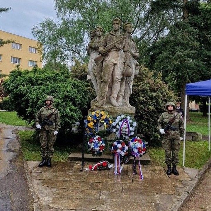 Fotka - Pietny akt kladenia vencov pri príležitosti  Dňa víťazstva nad fašizmom a...