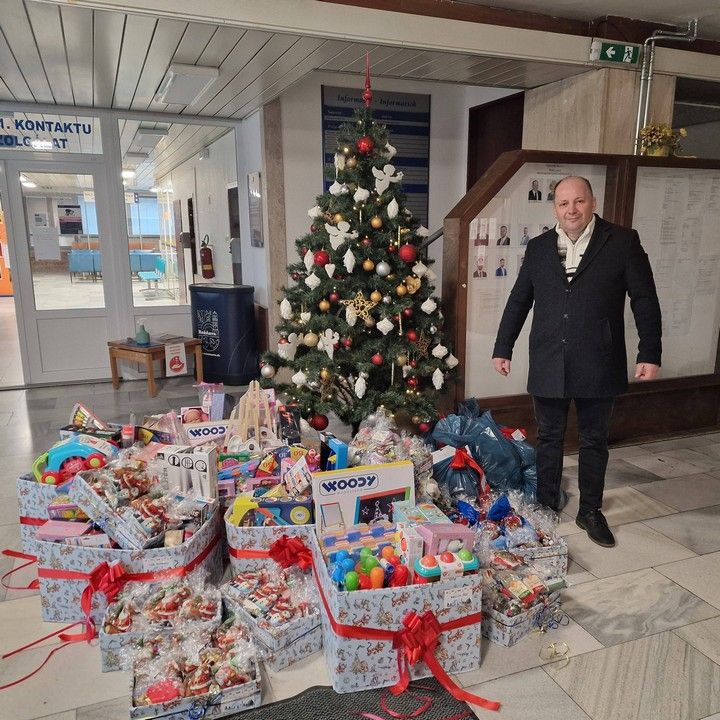 Fotka - Primátor Michal Domik opäť rozdával radosť deťom v Rožňave