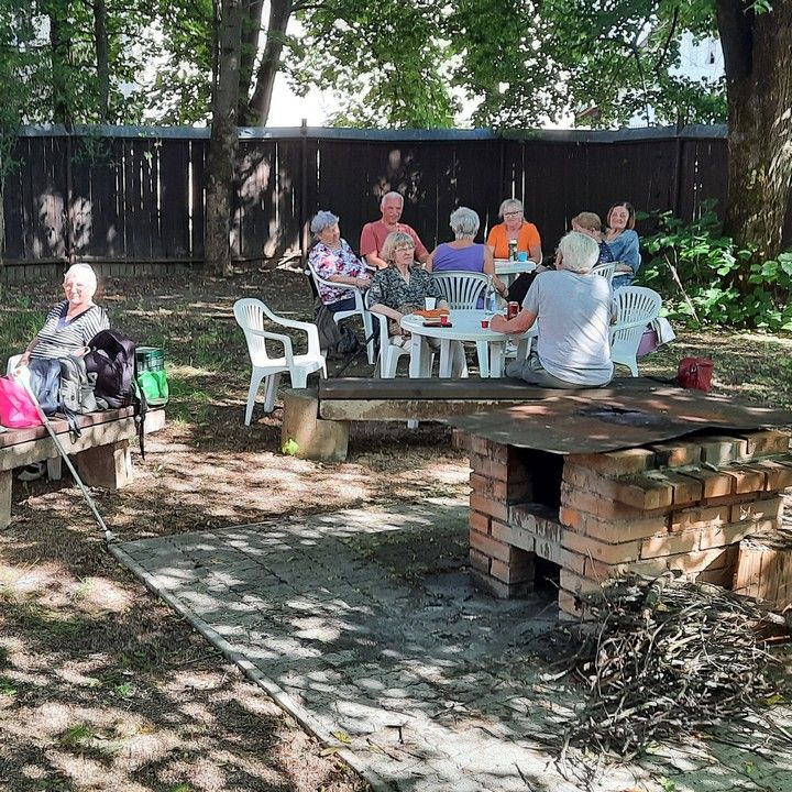 Fotka - Prvá opekačka v záhrade denného centra