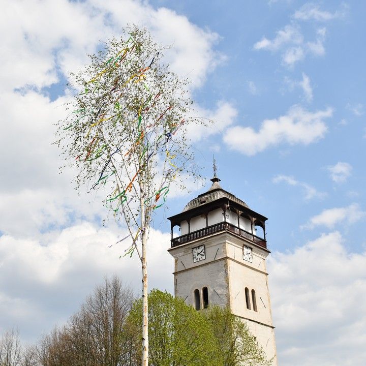 Fotka - Stavanie mája