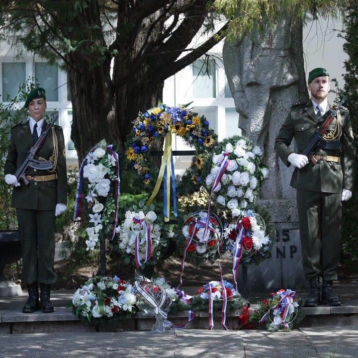 Fotka - V Rožňave zneli príbehy hrdinov SNP, mesto si uctilo 82. výročie povstania
