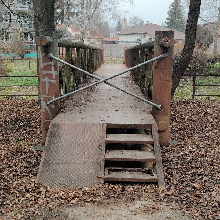 Fotka - Z bezpečnostných dôvodov je most na ulici Letnej uzavretý